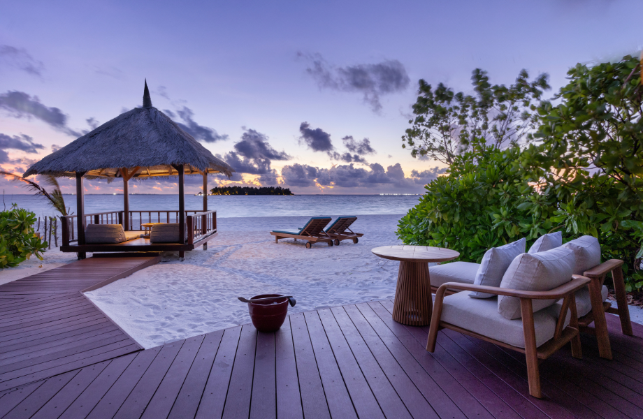Beachfront Sunset View Pool Villa at Banyan Tree Vabbinfaru, view 1